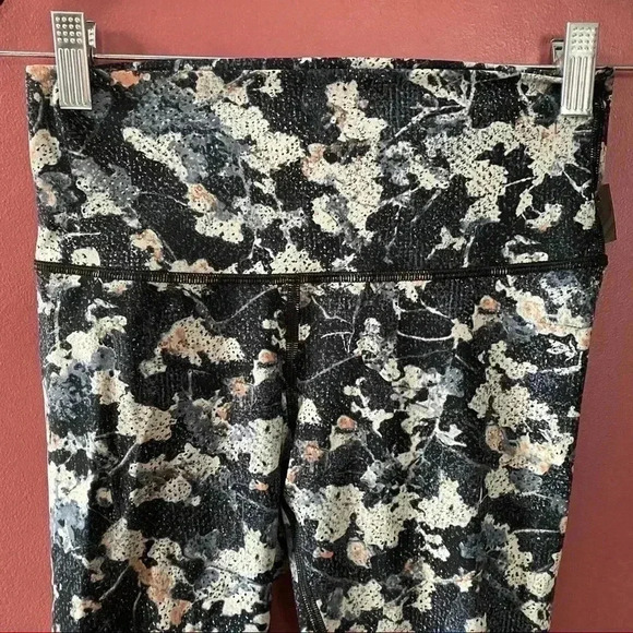 Lululemon Wunder Under HR - Picture 3 of 10